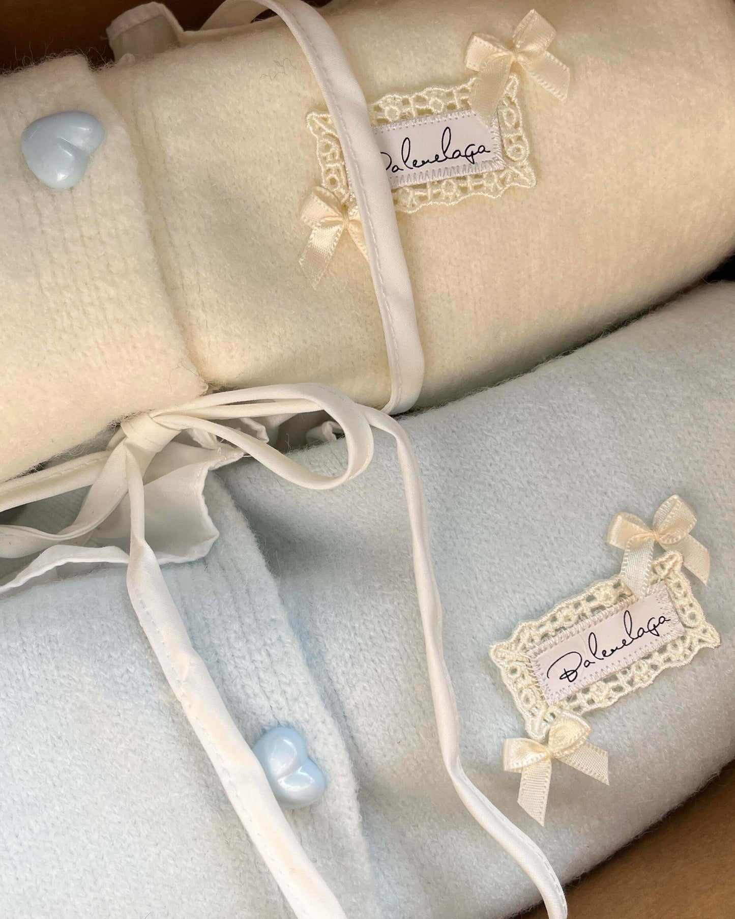 《軽やかで、重ね着もすっきり》ときめきを運ぶ小さなハートの物語カーディガン(全3色)