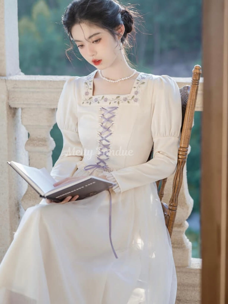 窓辺から覗くプリンセスのワンピース