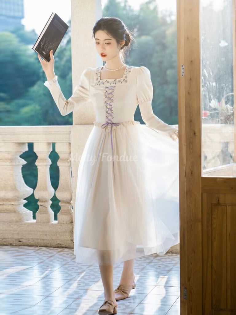 窓辺から覗くプリンセスのワンピース