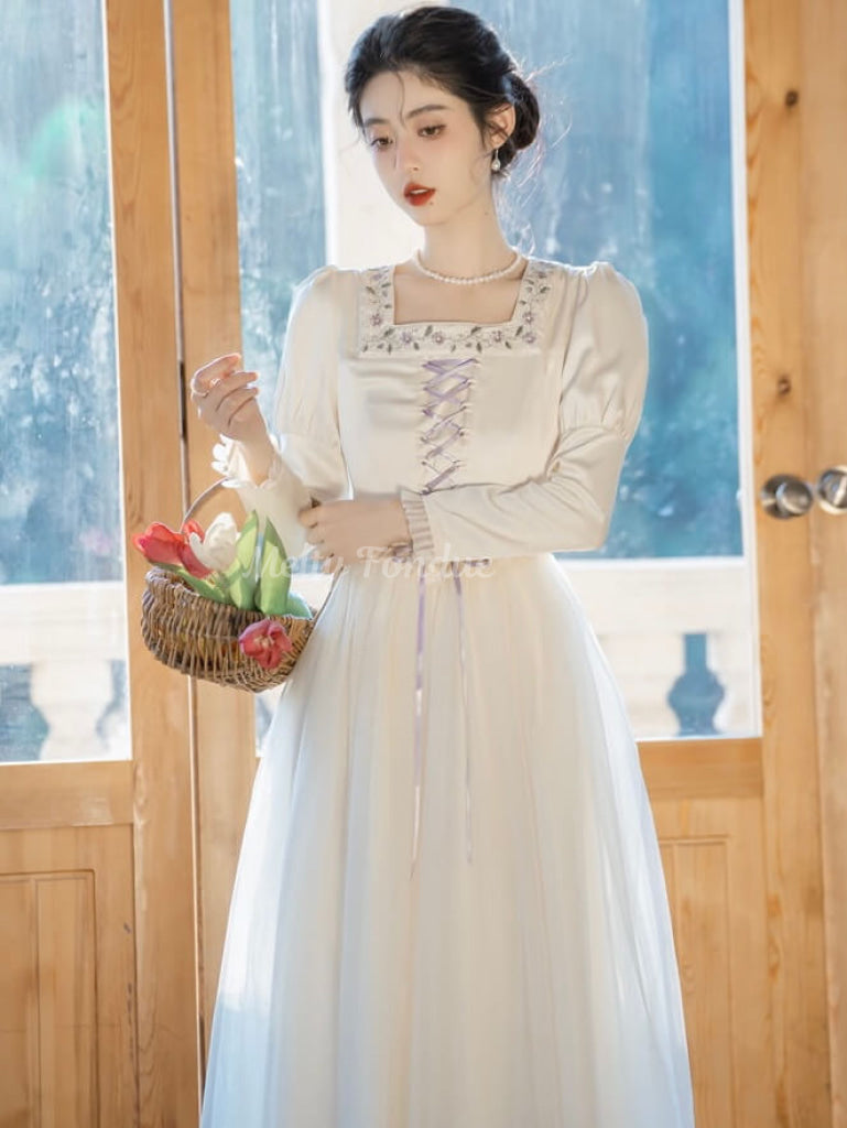 窓辺から覗くプリンセスのワンピース
