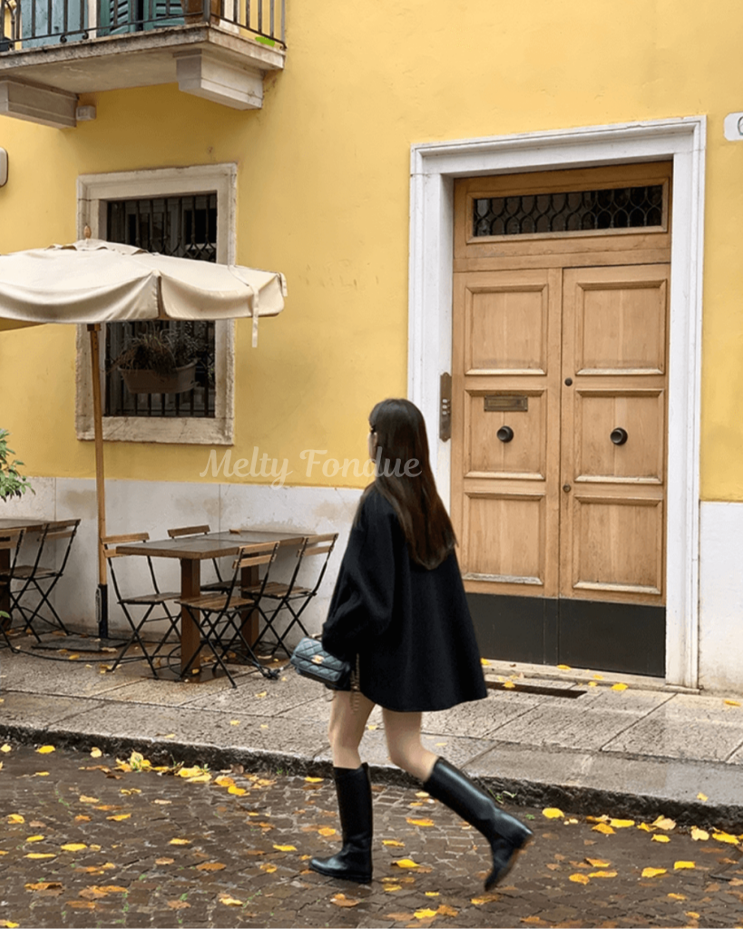 秘密の鍵を探す黒のクラシカルアウター