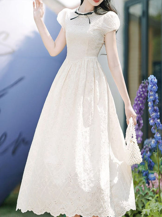 光浴びるホワイトドレスワンピース