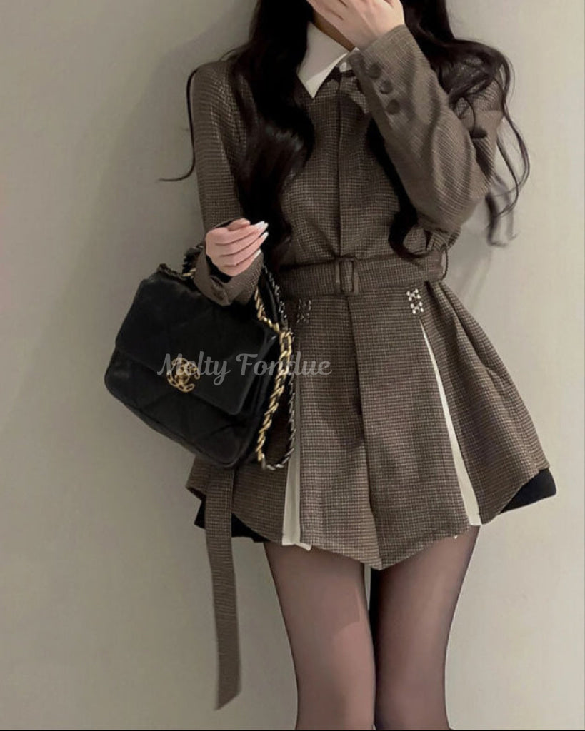 午後の微笑みに包まれるチェックワンピース