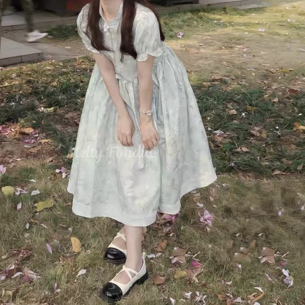 花畑で寝転ぶ少女の夢ワンピース