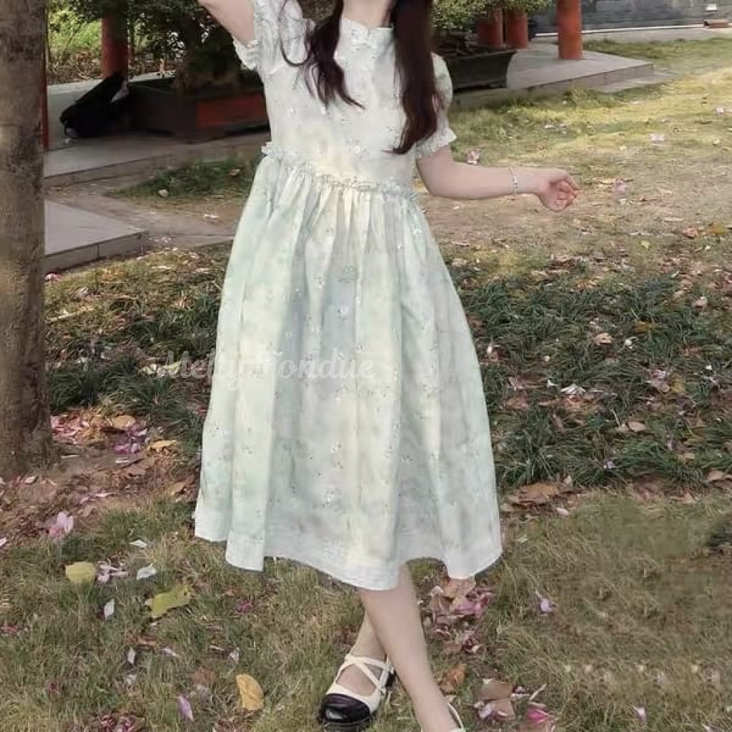 花畑で寝転ぶ少女の夢ワンピース