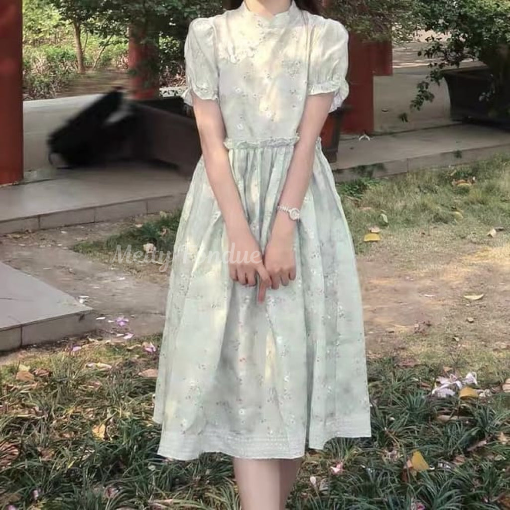 花畑で寝転ぶ少女の夢ワンピース