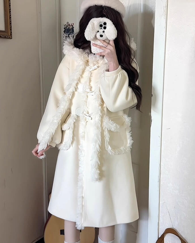 《ボア付きフードであたたかい》きらめく雪と恋の約束コート