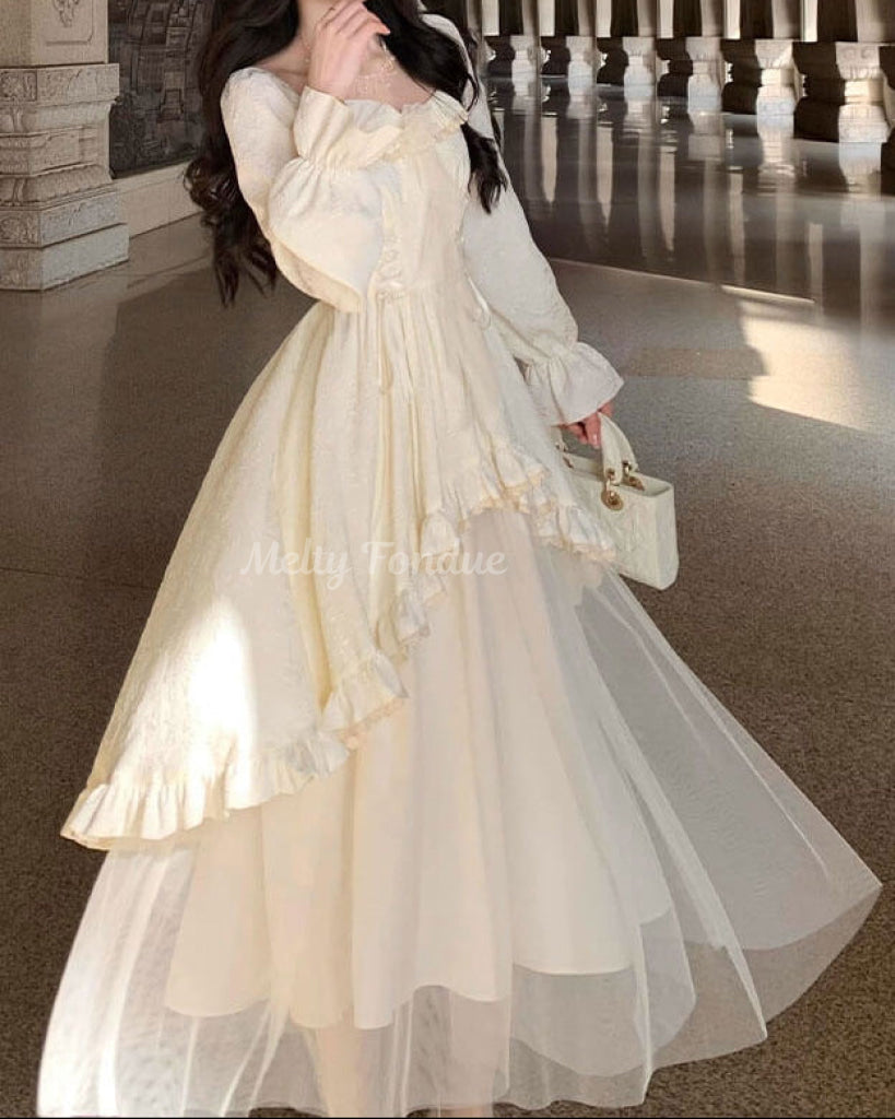 陽だまりの宮殿で揺れるルミエールワンピース