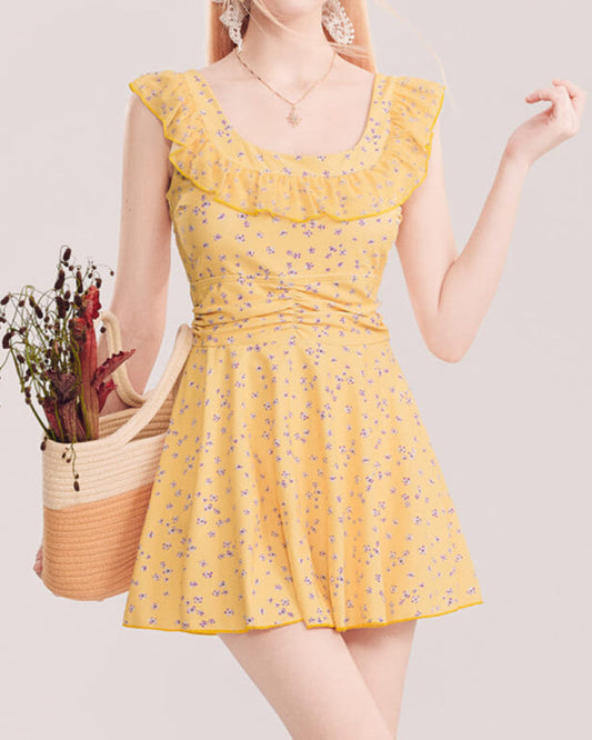 カゴいっぱいの花と陽ざしの水着