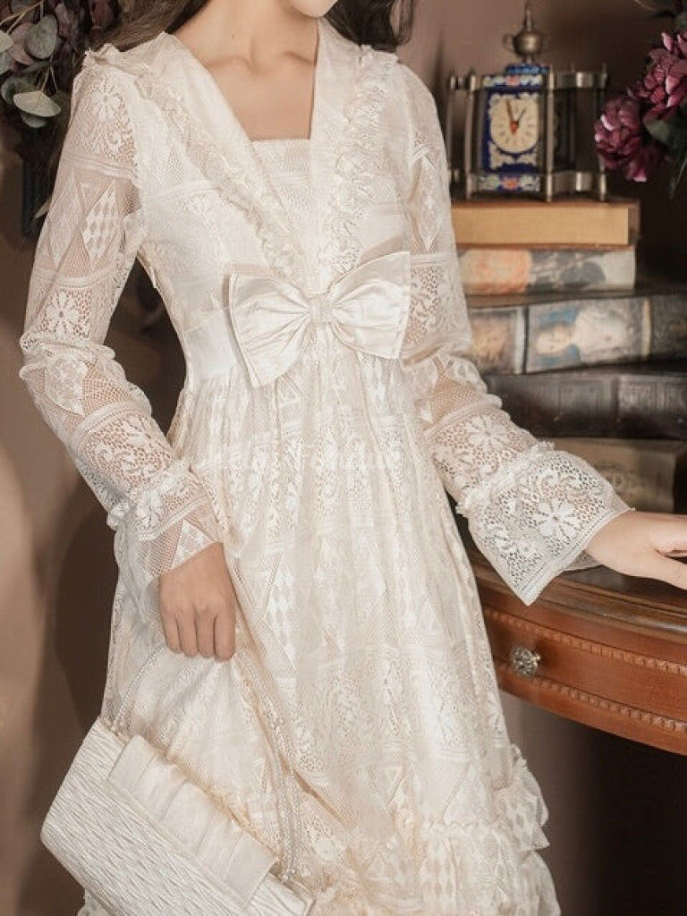 満月の下で貴方を待つヒロインのワンピース