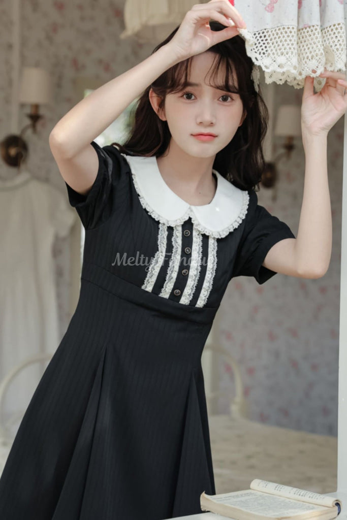 夢物語を見つめる女の子ワンピース