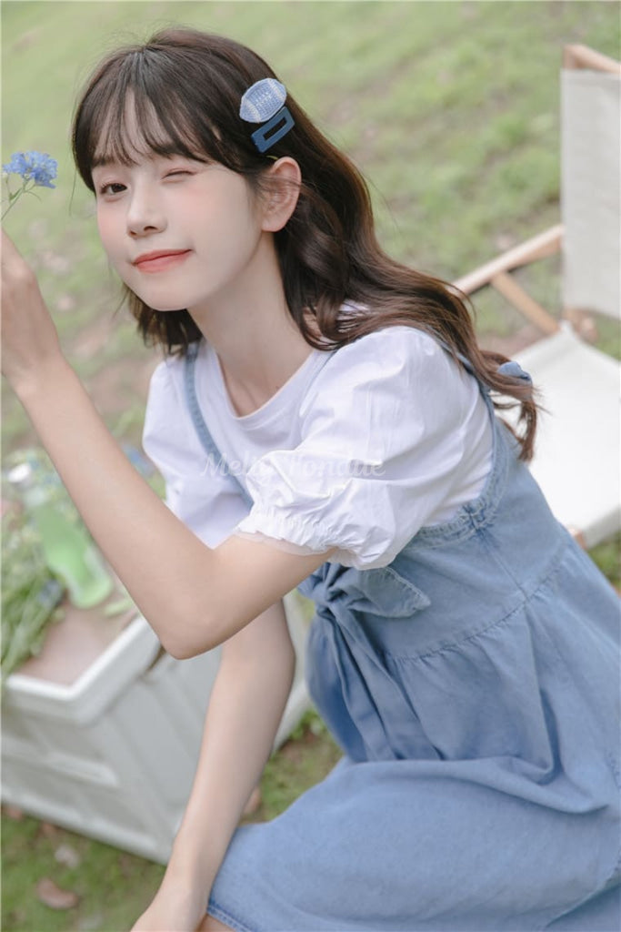 木陰で出会う女の子のジャンパースカート