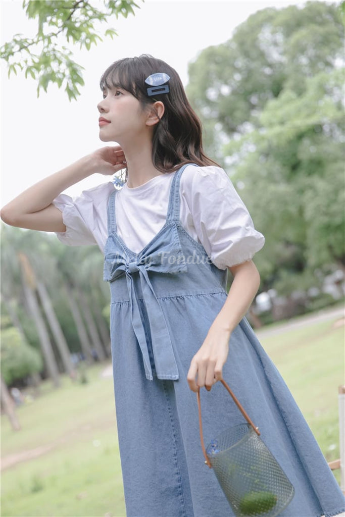 木陰で出会う女の子のジャンパースカート