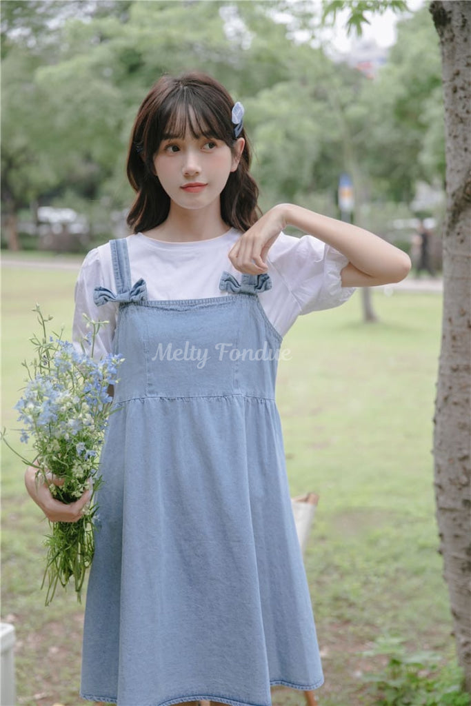 木陰で出会う女の子のジャンパースカート
