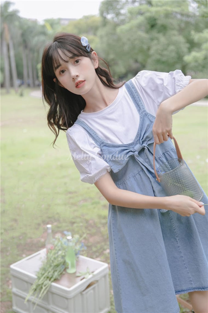 木陰で出会う女の子のジャンパースカート