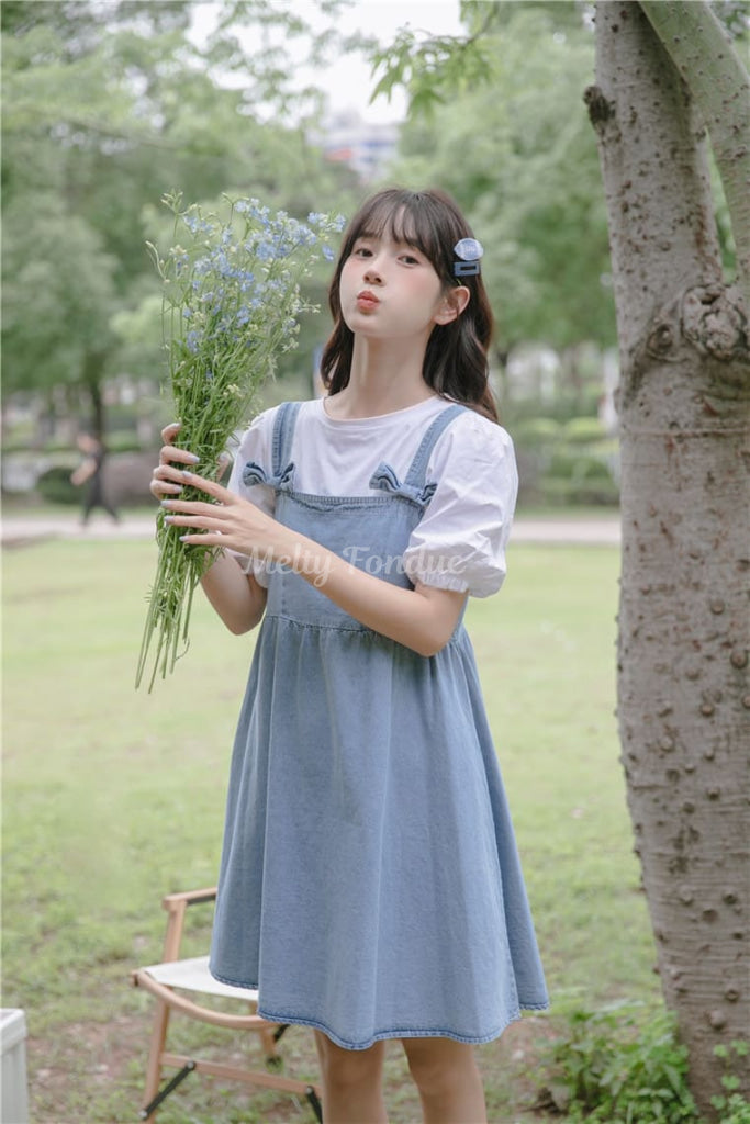 木陰で出会う女の子のジャンパースカート