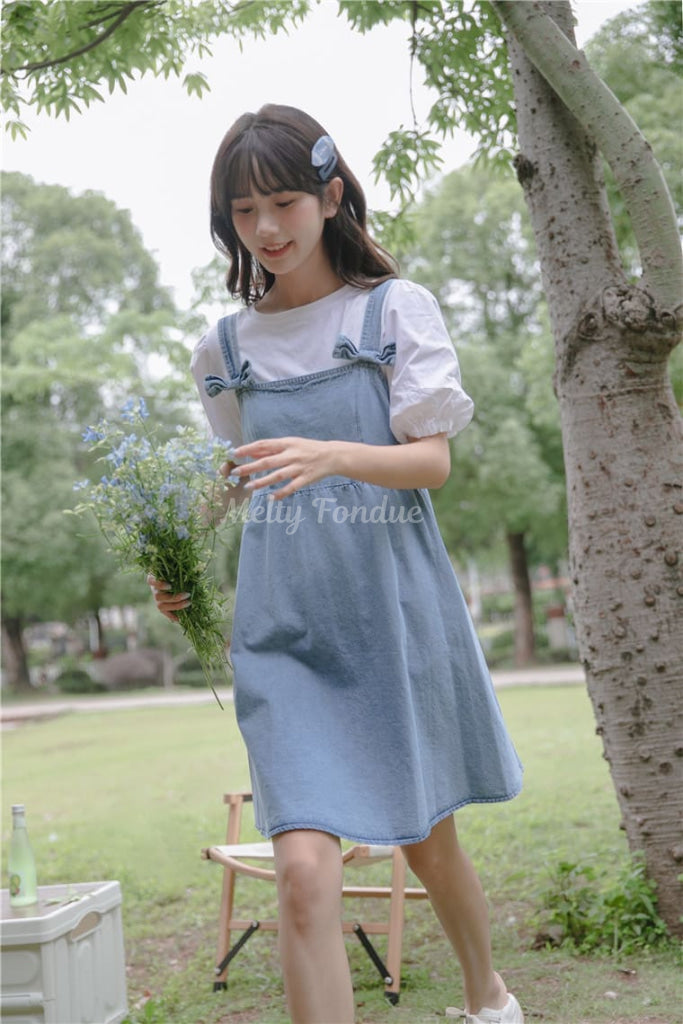 木陰で出会う女の子のジャンパースカート