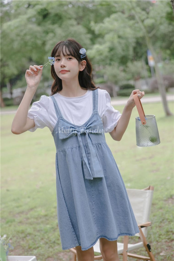 木陰で出会う女の子のジャンパースカート