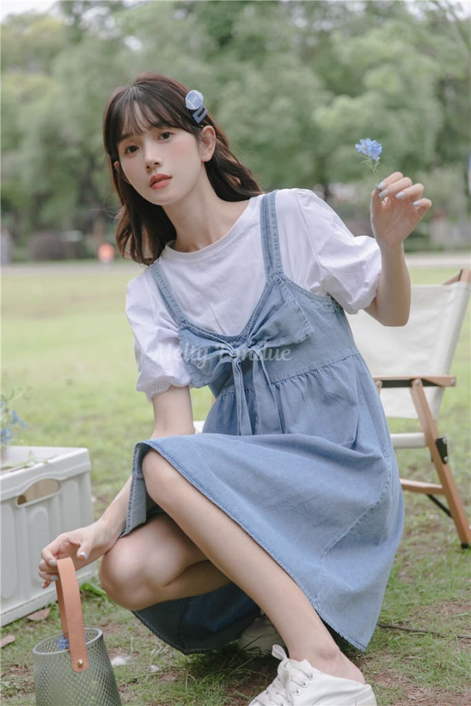 木陰で出会う女の子のジャンパースカート