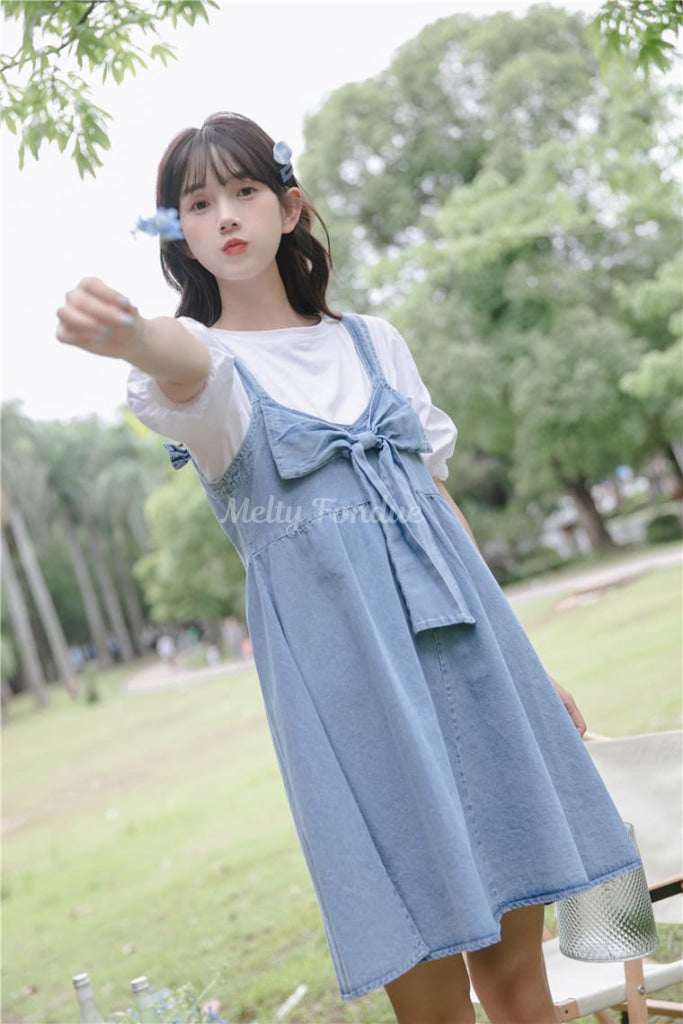 木陰で出会う女の子のジャンパースカート