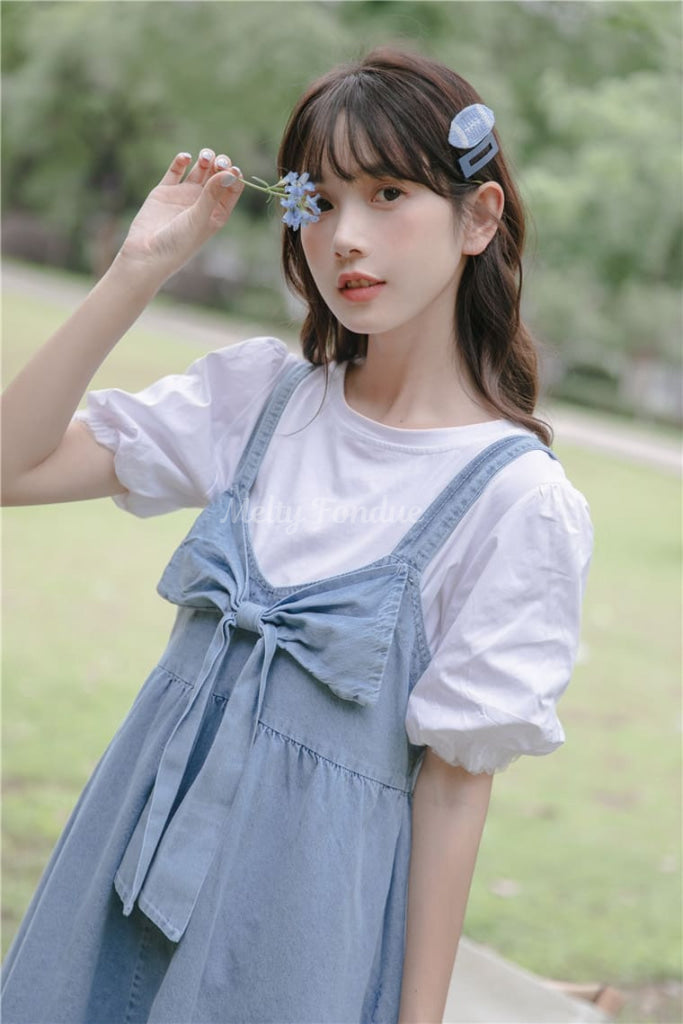 木陰で出会う女の子のジャンパースカート