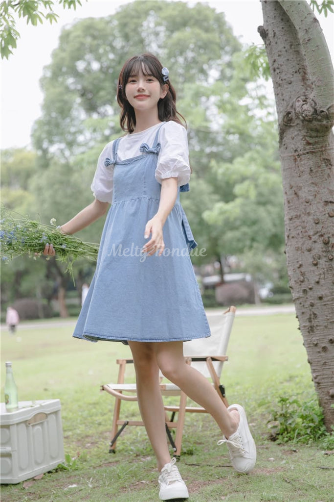 木陰で出会う女の子のジャンパースカート