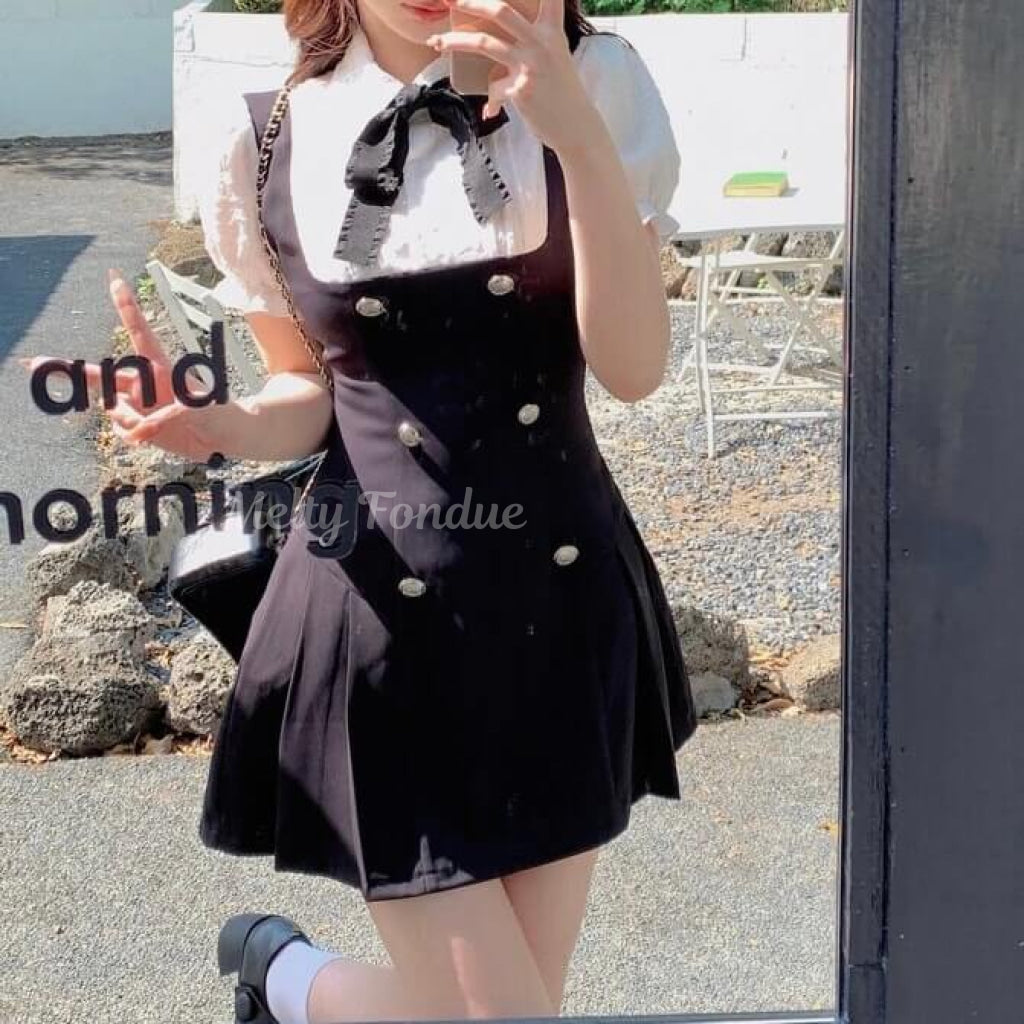 お忍びデートなお嬢様のワンピース