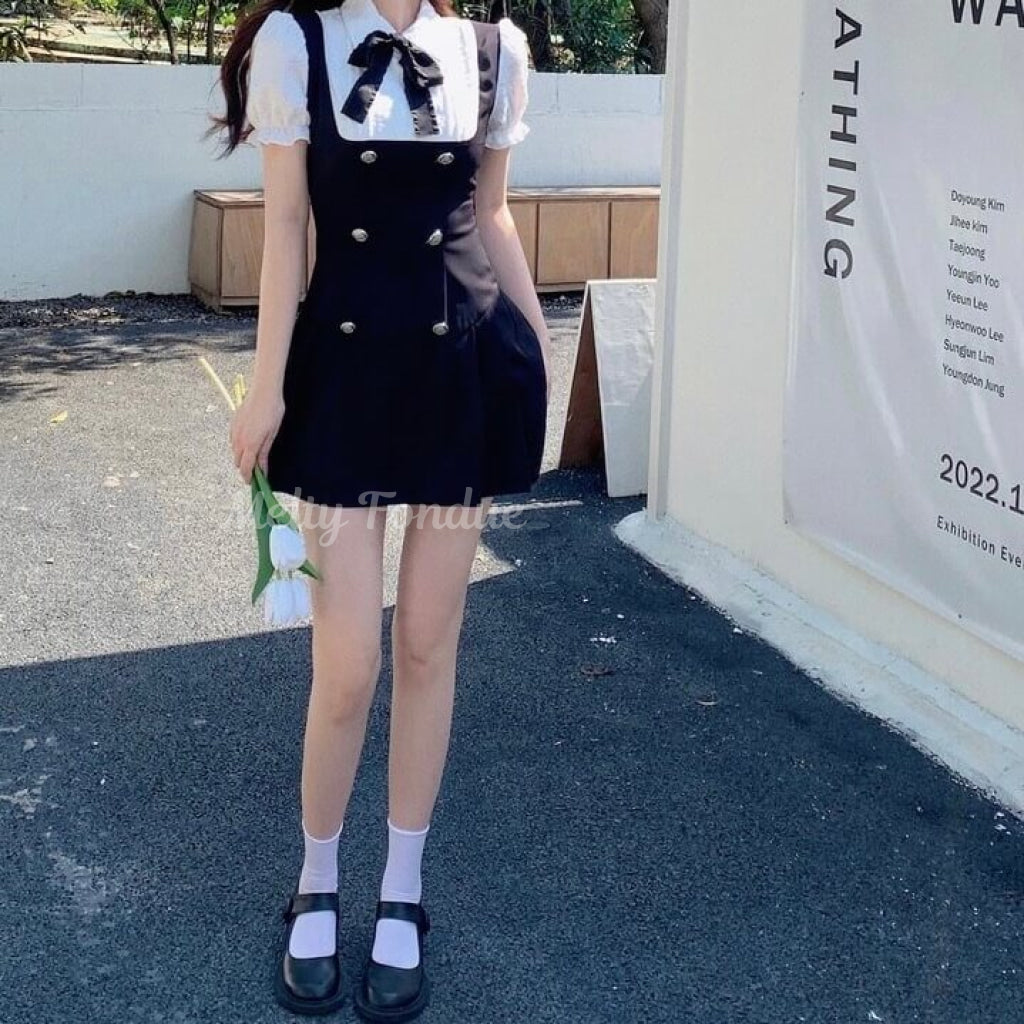 お忍びデートなお嬢様のワンピース