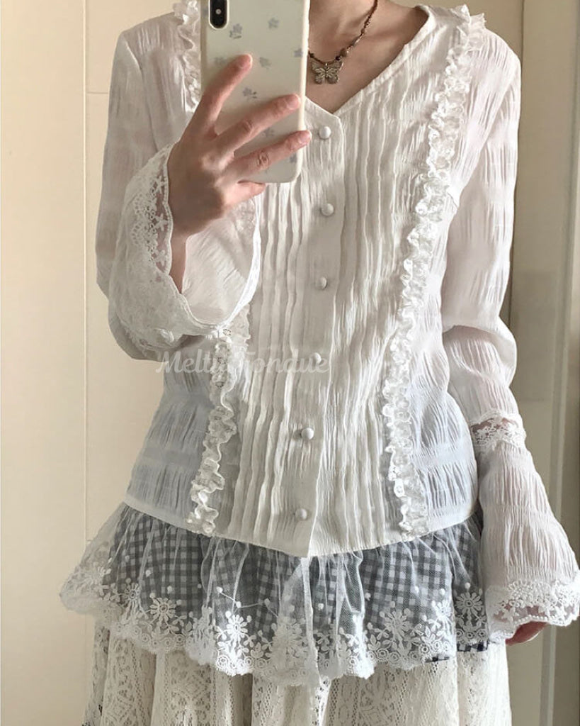 【レースの透け感】花影に揺れるレースブラウス