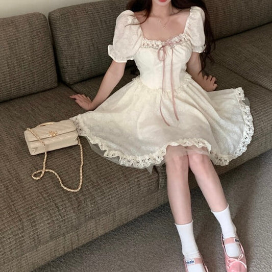 スポットライト浴びるランウェイワンピース