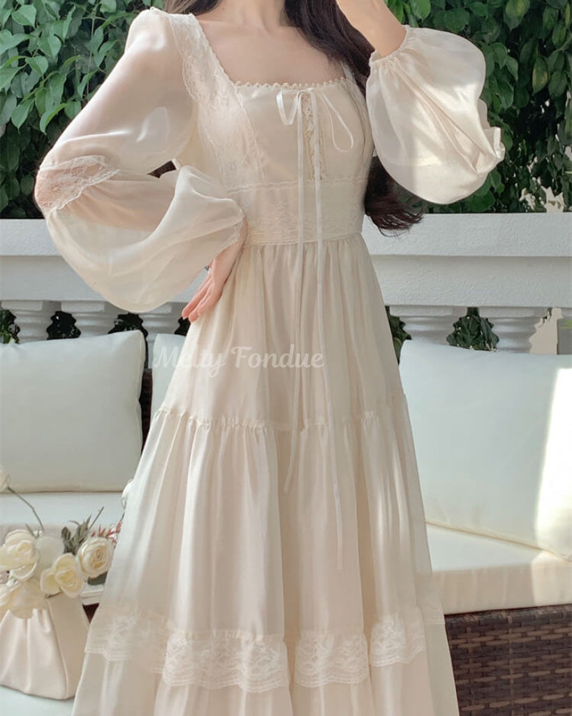 午後の光に揺れるフェアリーワンピース