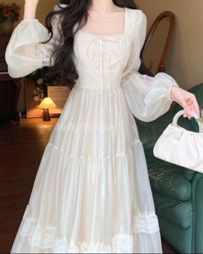 午後の光に揺れるフェアリーワンピース