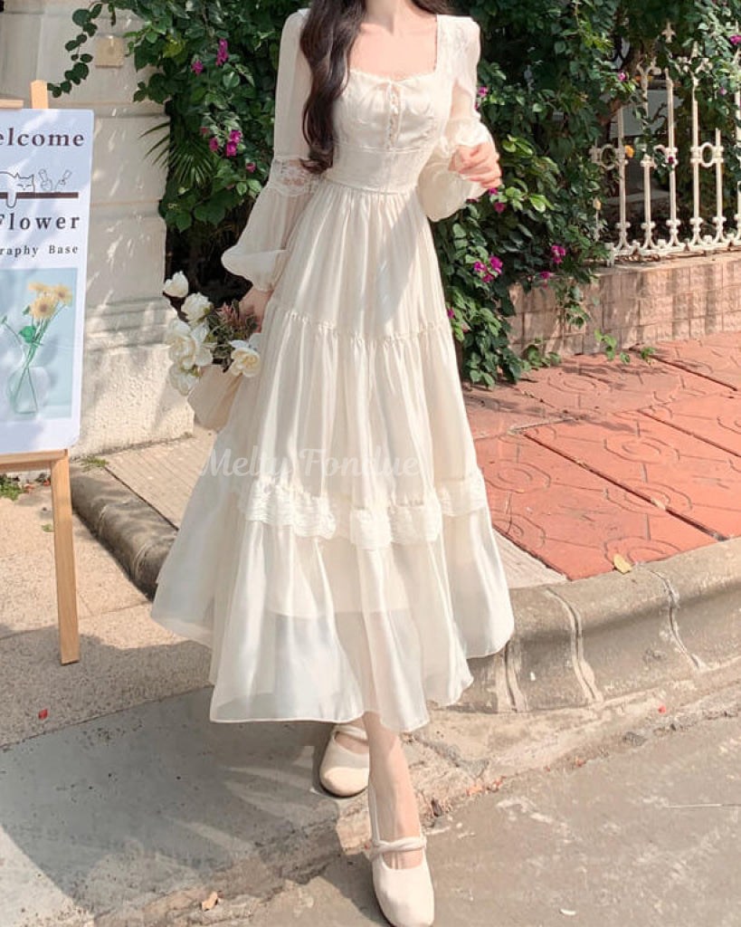 午後の光に揺れるフェアリーワンピース