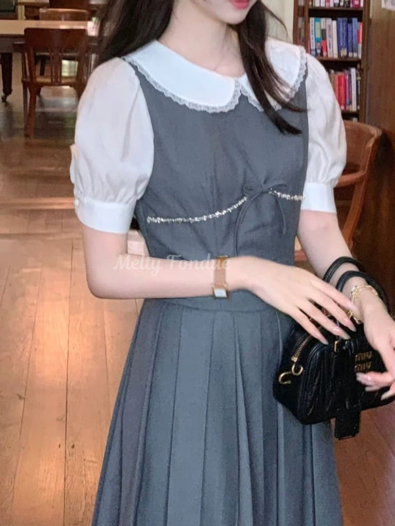 物語を抱きしめる少女のワンピース