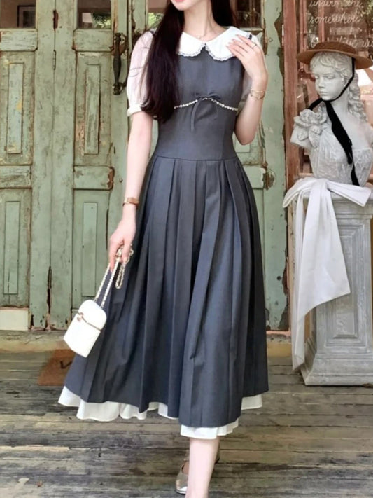 物語を抱きしめる少女のワンピース