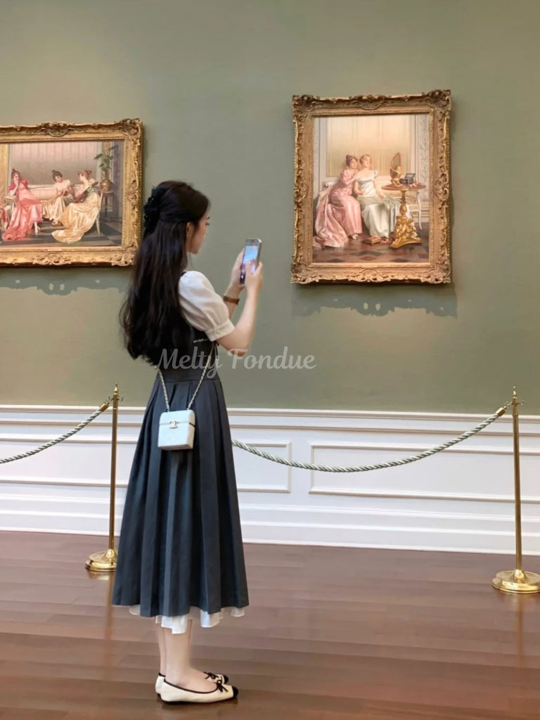 物語を抱きしめる少女のワンピース