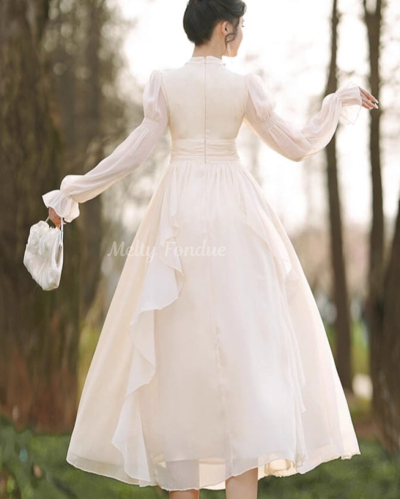 優美に咲く月光のワンピース