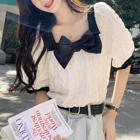 照れるわたしのリボンブラウス