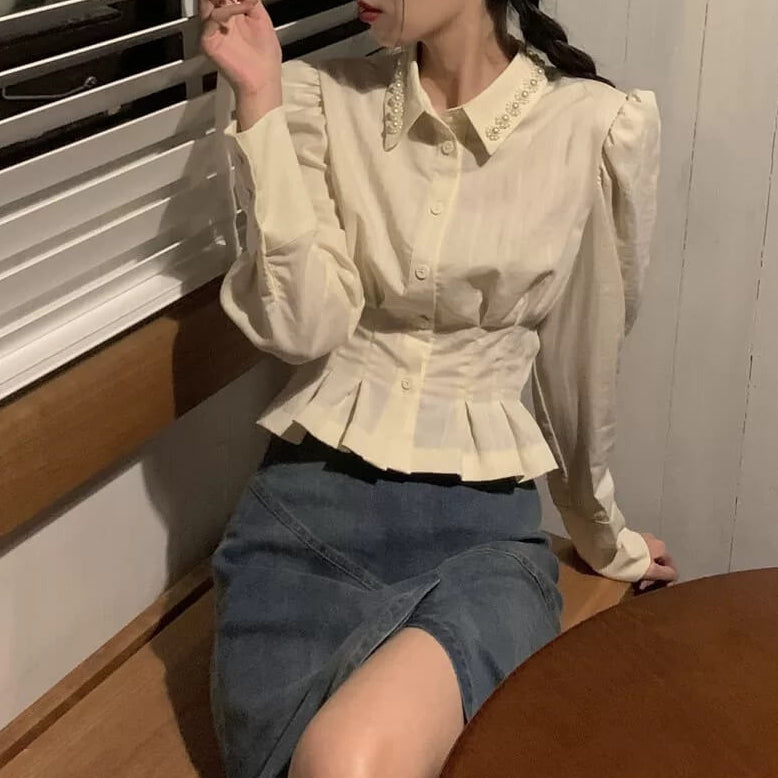 静かな灯りに包まれるエレガントブラウス