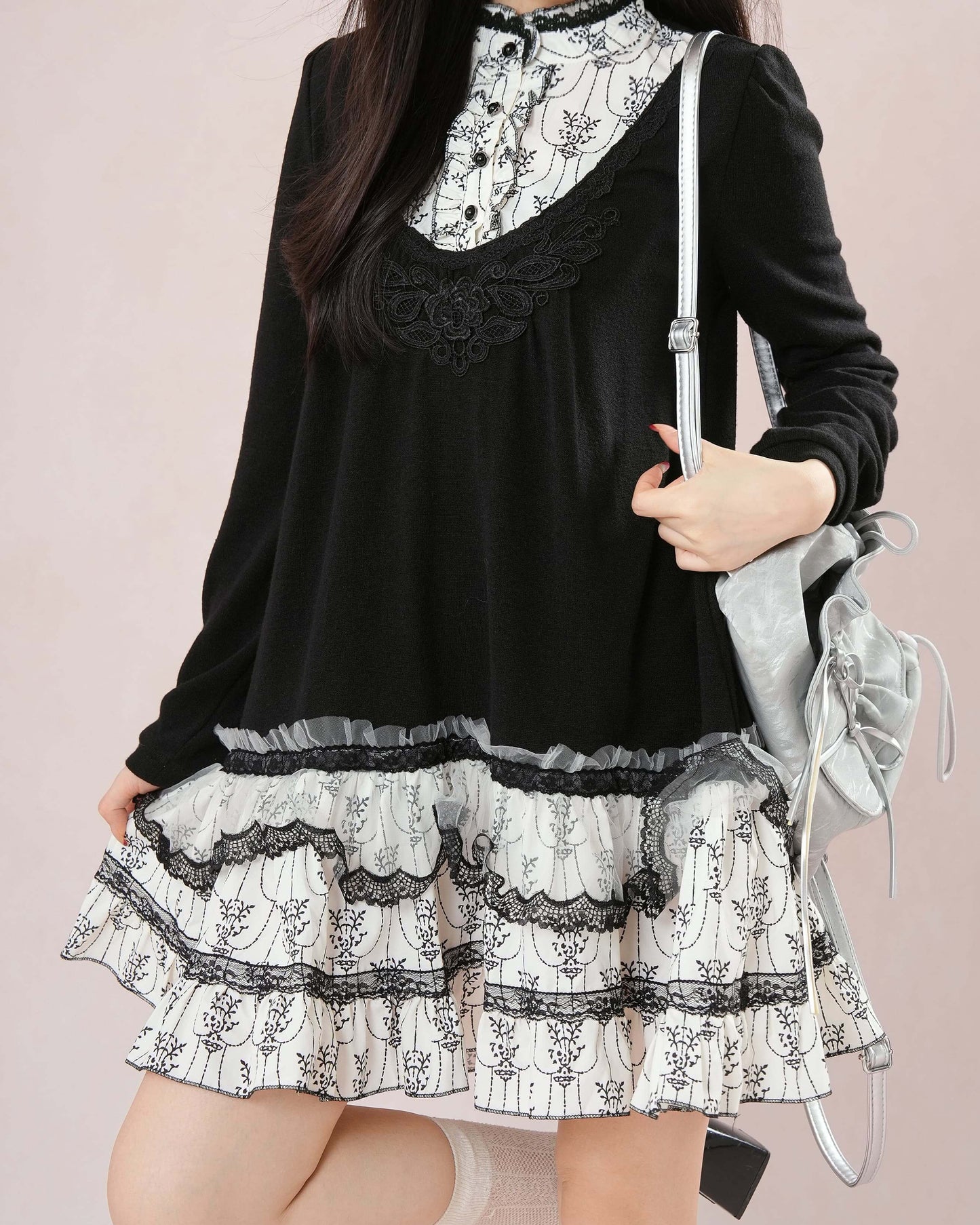 【1枚でコーデ完成】白と黒の旋律に揺れるクラシカルワンピース