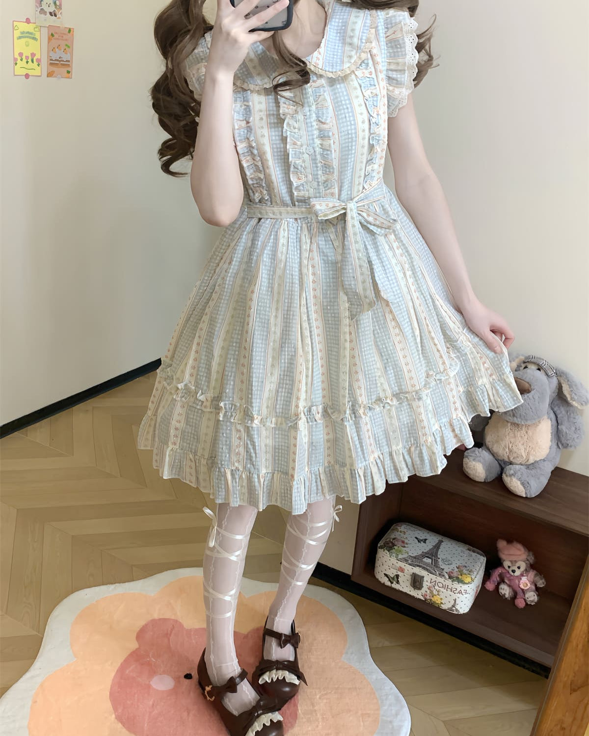《レースとフリルに恋する一着》夢物語を見つめる女の子ワンピース