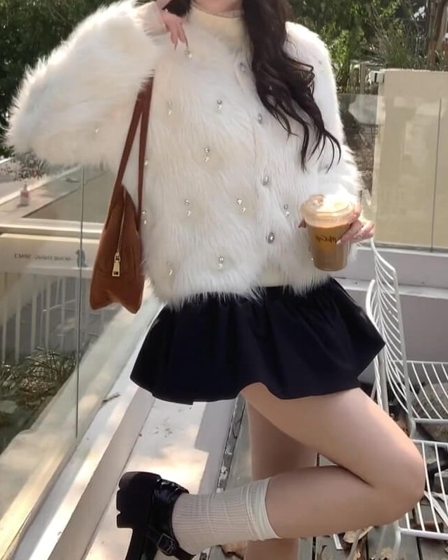 純白の雪が降るお城のファーコート