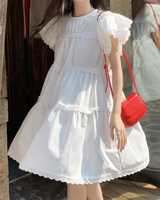 《シンプルなのに、特別。》物語のはじまりを告げるピュアホワイトワンピース