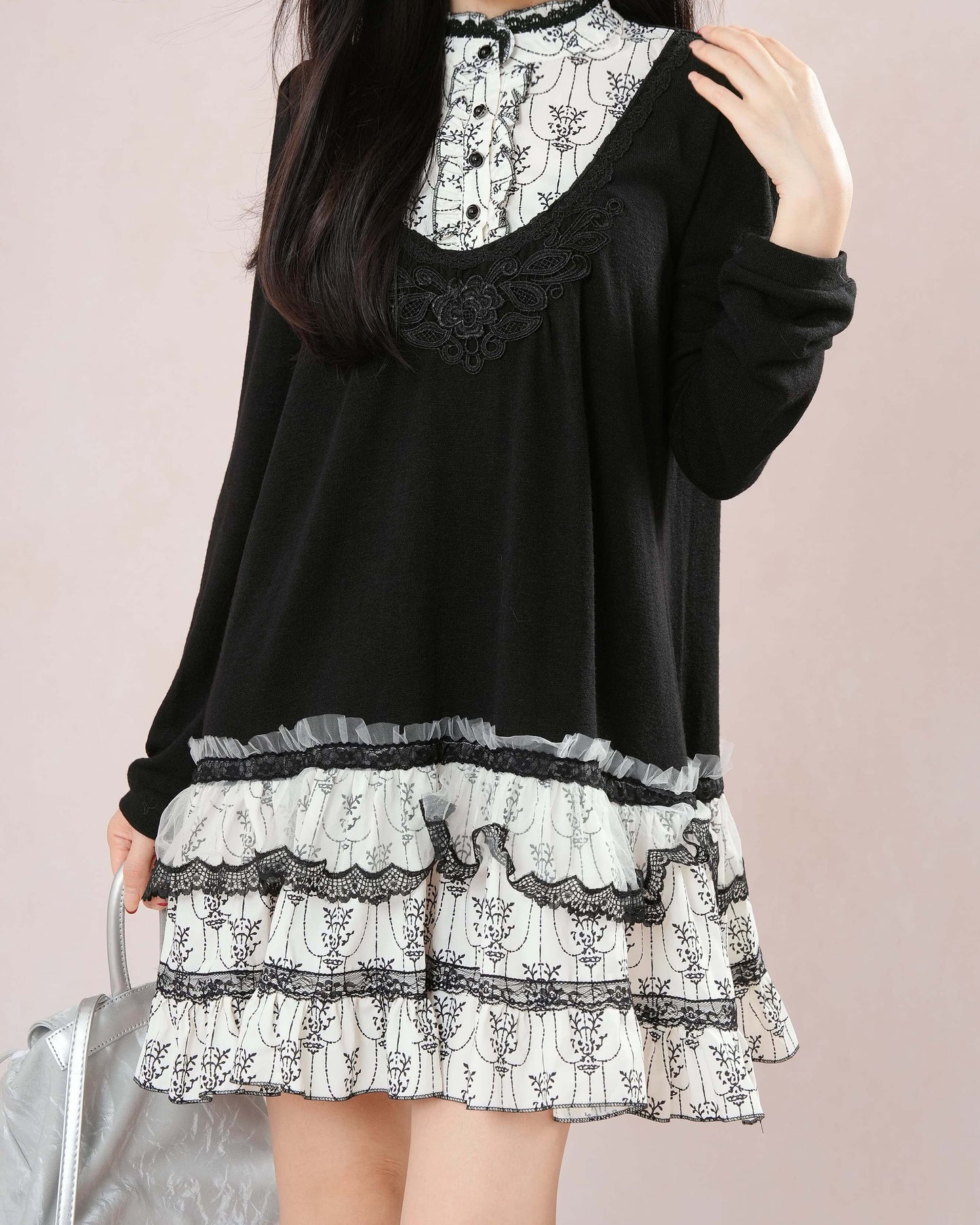 【1枚でコーデ完成】白と黒の旋律に揺れるクラシカルワンピース