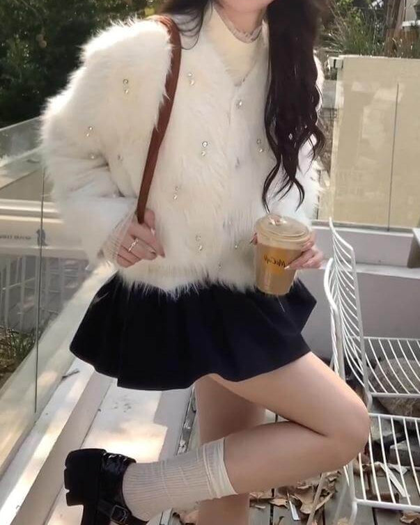 純白の雪が降るお城のファーコート