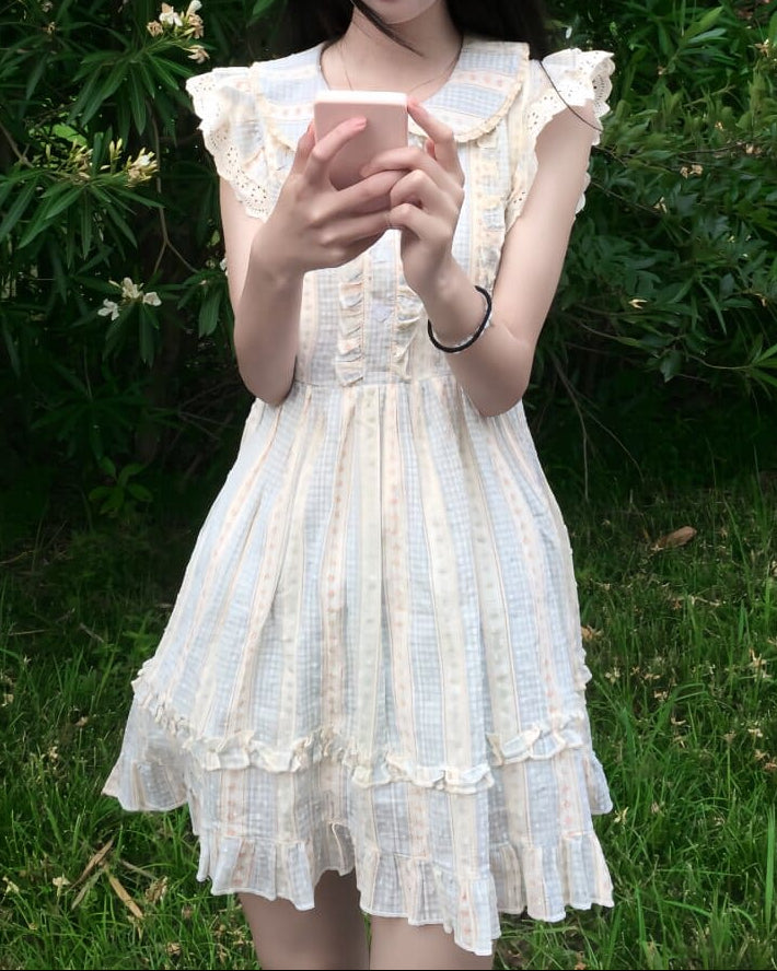 《レースとフリルに恋する一着》夢物語を見つめる女の子ワンピース