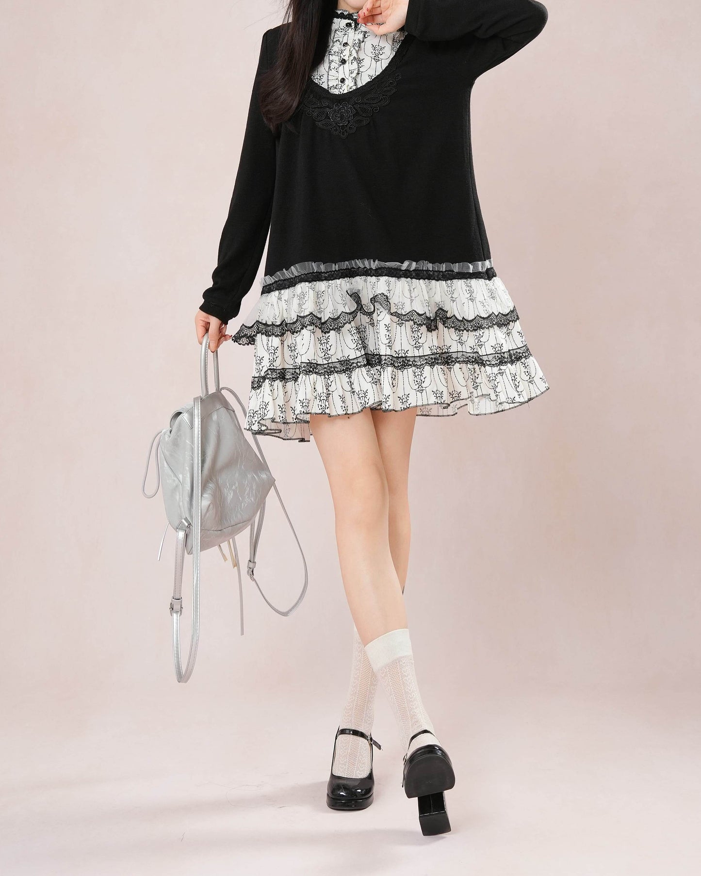 【1枚でコーデ完成】白と黒の旋律に揺れるクラシカルワンピース