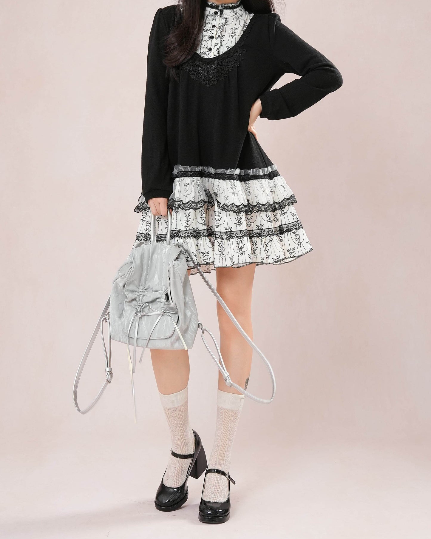 【1枚でコーデ完成】白と黒の旋律に揺れるクラシカルワンピース