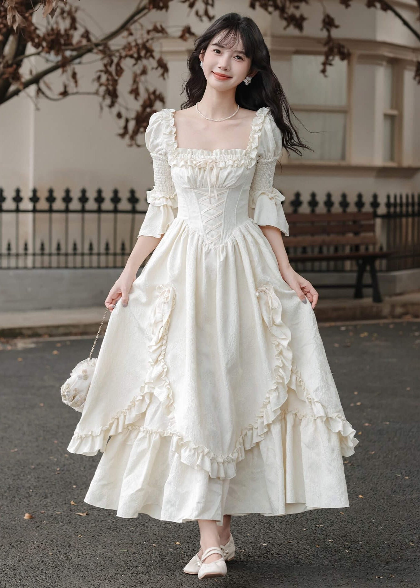 《袖を通した瞬間、心ときめく一枚》祝福の鐘が響くロイヤルホワイトワンピース
