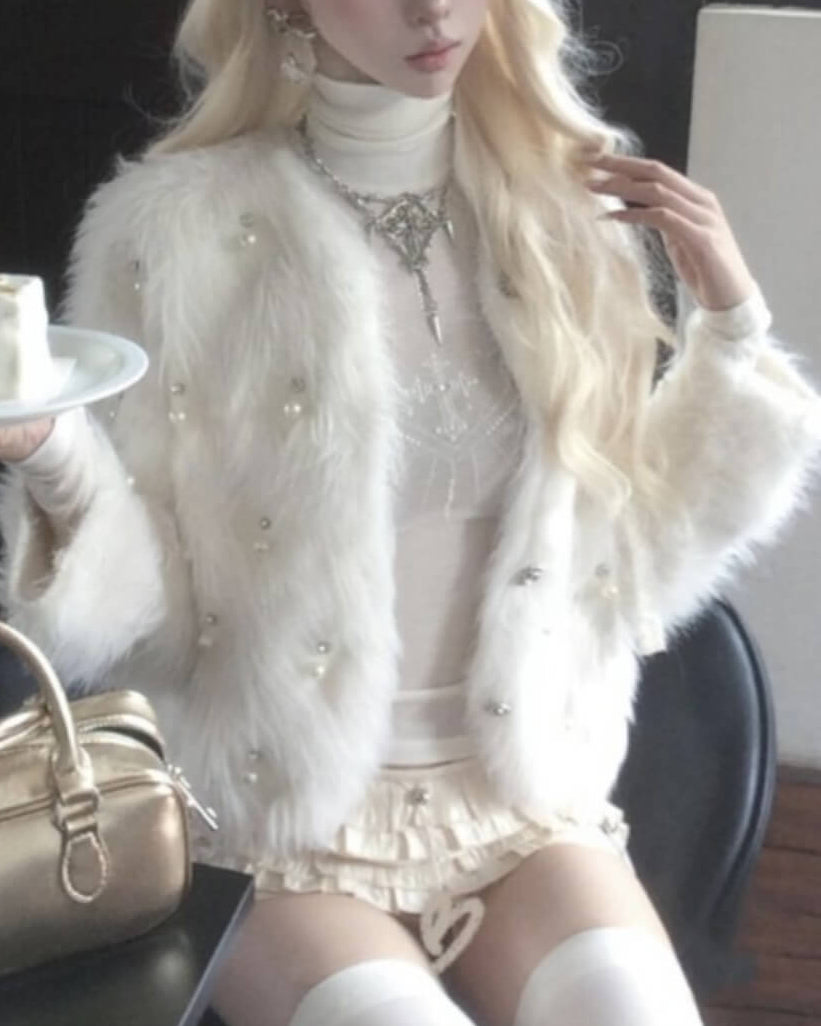 純白の雪が降るお城のファーコート